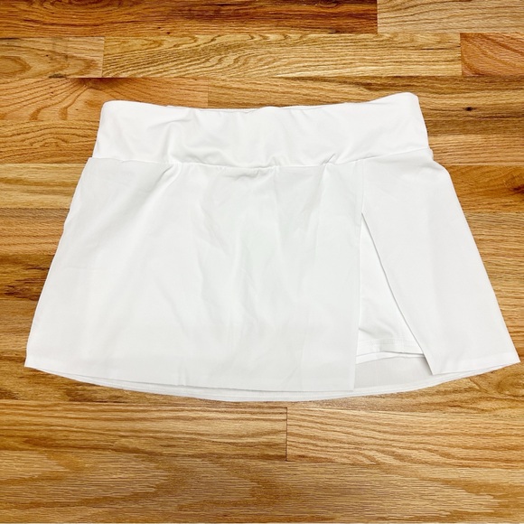 NWT FABLETICS size Medium White Skye Skort - Picture 1 of 6